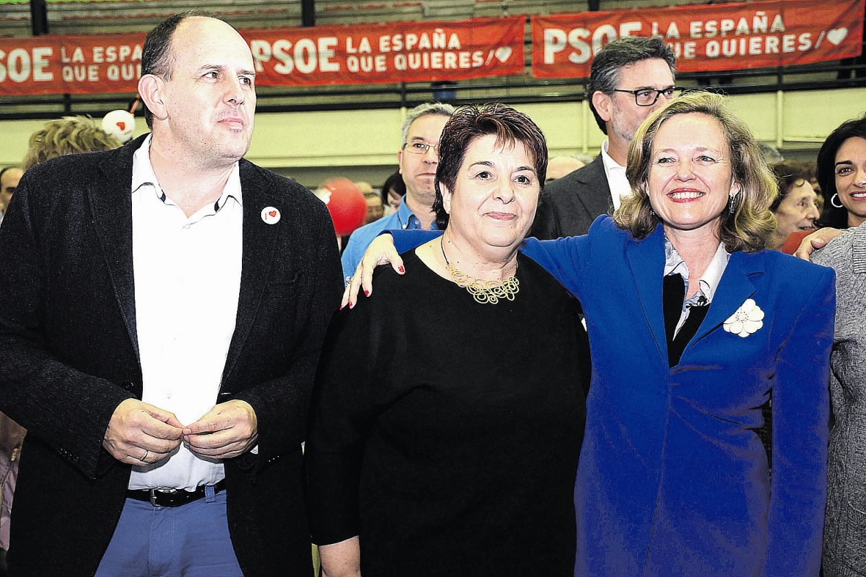 Calviño aboga por cerrar las brechas de género, riqueza y territorial 1 La ministra, con la alcaldesa Clara Luquero y el candidato José Luis Aceves./ efe