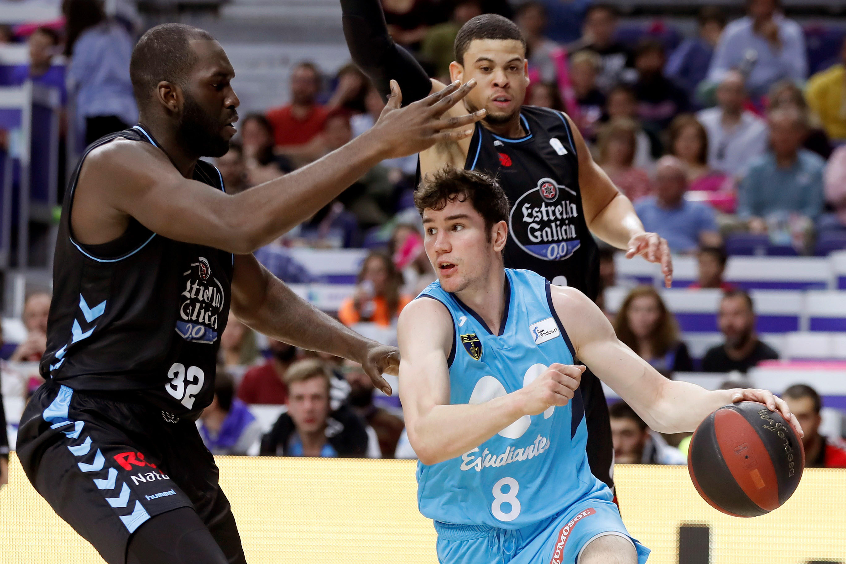 Brizuela, con el balón ante dos rivales.