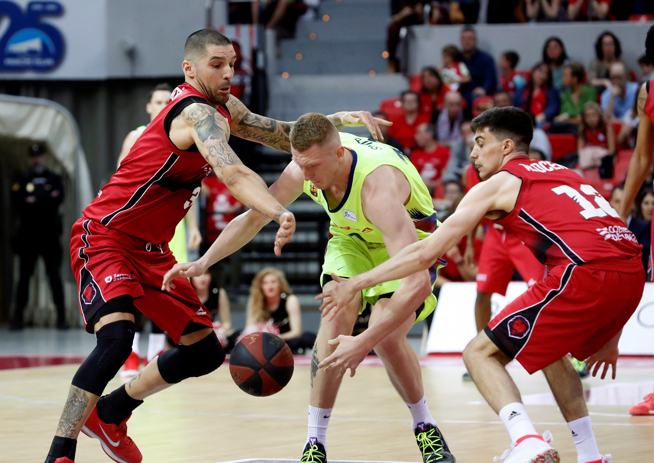 Rolands Smits intenta controlar el balón en el partido ante el Tecnyconta Zaragoza.