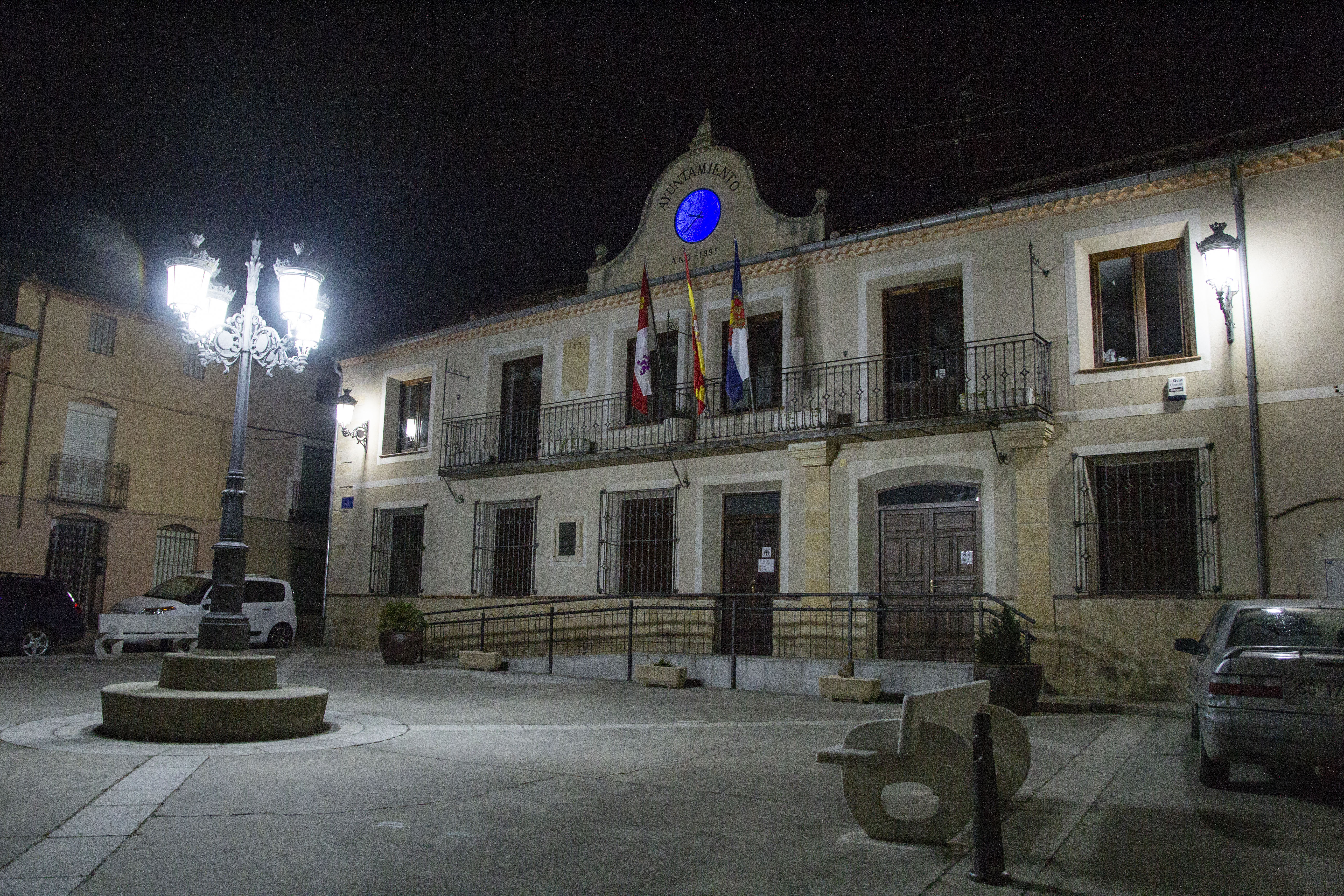El reloj del Ayuntamiento de Bernuy de Porreros de azul con motivo del Día Mundial del Autismo.