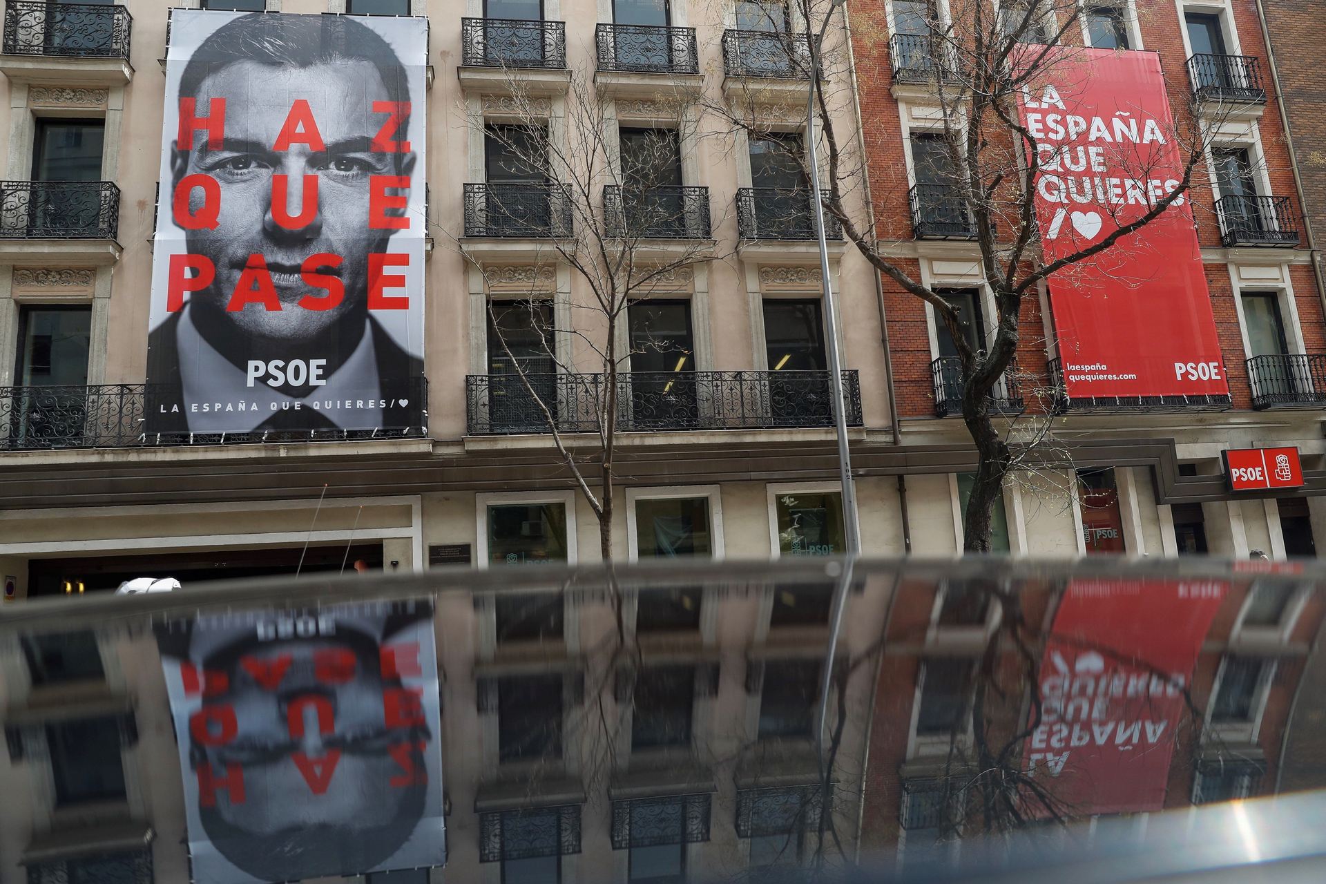 La fachada de la sede del PSOE en Ferraz luce ya el cartel electoral.