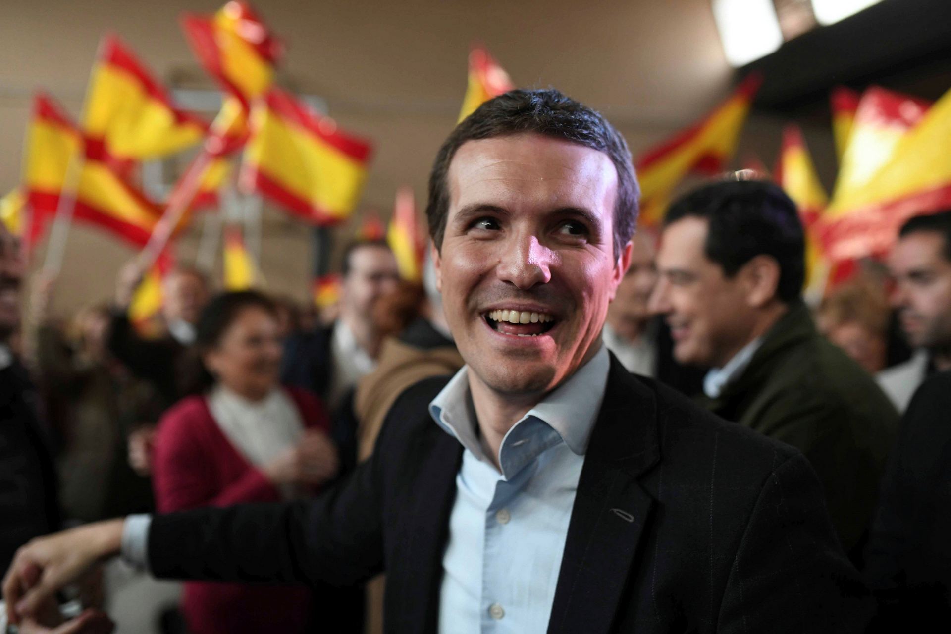 El líder popular, Pablo Casado, arropado por el presidente de la Junta de Andalucía, Juanma Moreno (d).