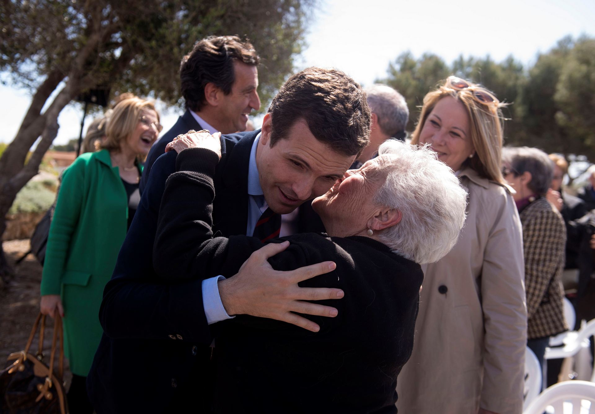 Pablo Casado saluda a una simpatizante en su mitin en Baleares.