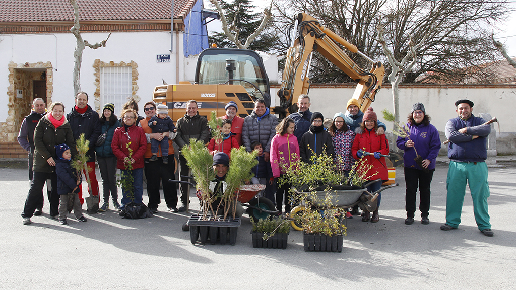 Los participantes se hacen la tradicional foto antes de comenzar la plantación.