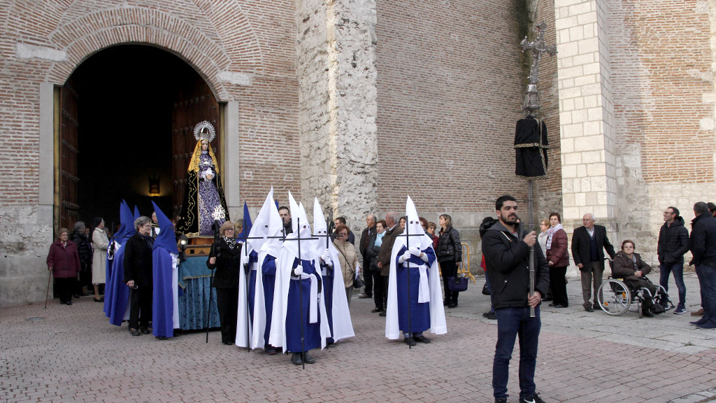 Decenas de feligreses acompañaron a la Virgen.