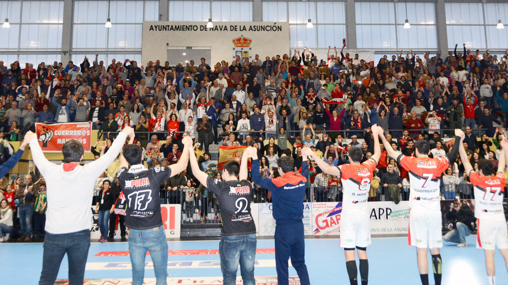 Los jugadores del Viveros Herol Nava festejan la victoria contra el Barcelona B con su afición. /  A.MARUGÁN