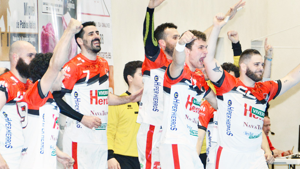 El banquillo del Viveros Herol festeja uno de los goles conseguidos por el equipo ante el Barça B. / AMADOR MARUGÁN