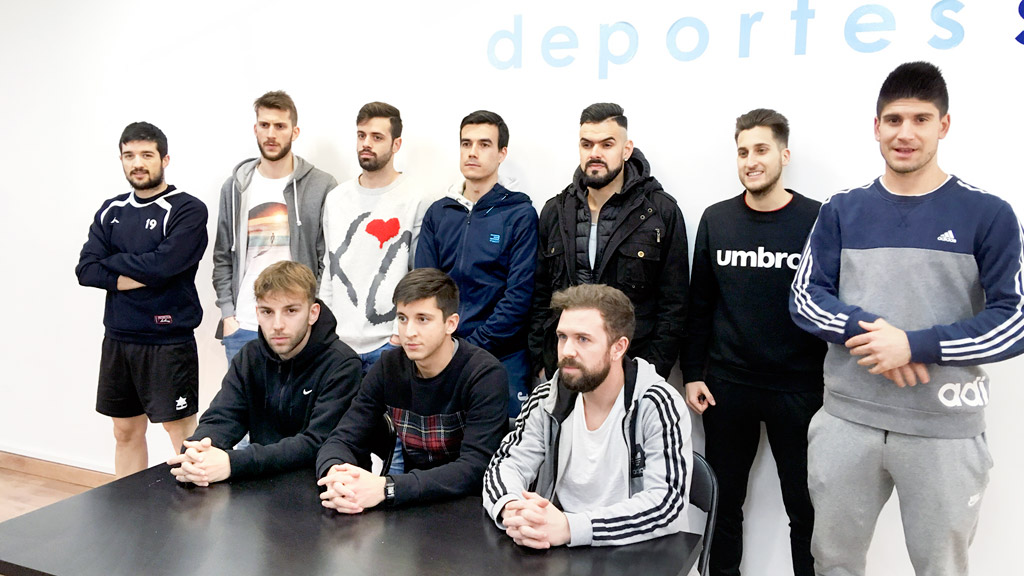 Los jugadores del Naturpellet Segovia con los capitanes Álvaro López y Buitre y Nico Rolón, en el centro sentados, durante la comparecencia de prensa. / A.M.