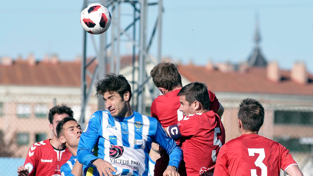 Un empate que aleja el liderato 1 Los jugadores de la Gimnástica Segoviana Juan de la Mata, Dani Arribas, Anel y Asier Arranz disputan por alto un saque de esquina frente a los componentes de la Arandina, en el partido que acogió el campo de El Montecillo. / JUAN MARTÍN - LA GIMNÁSTICA