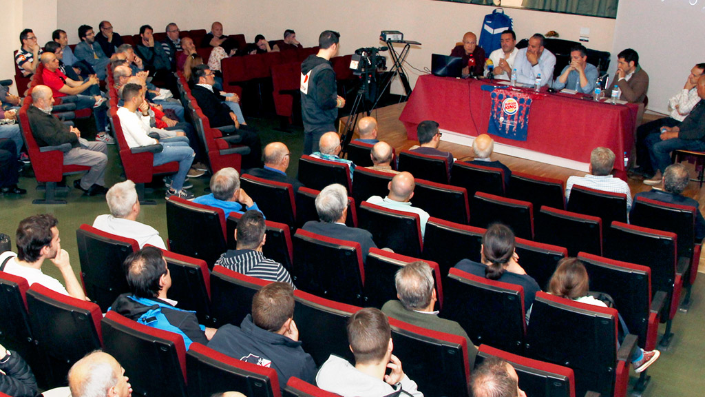 Imagen del salón de actos de la residencia Emperador Teodosio durante una asamblea de la Segoviana. / NEREA LLORENTE