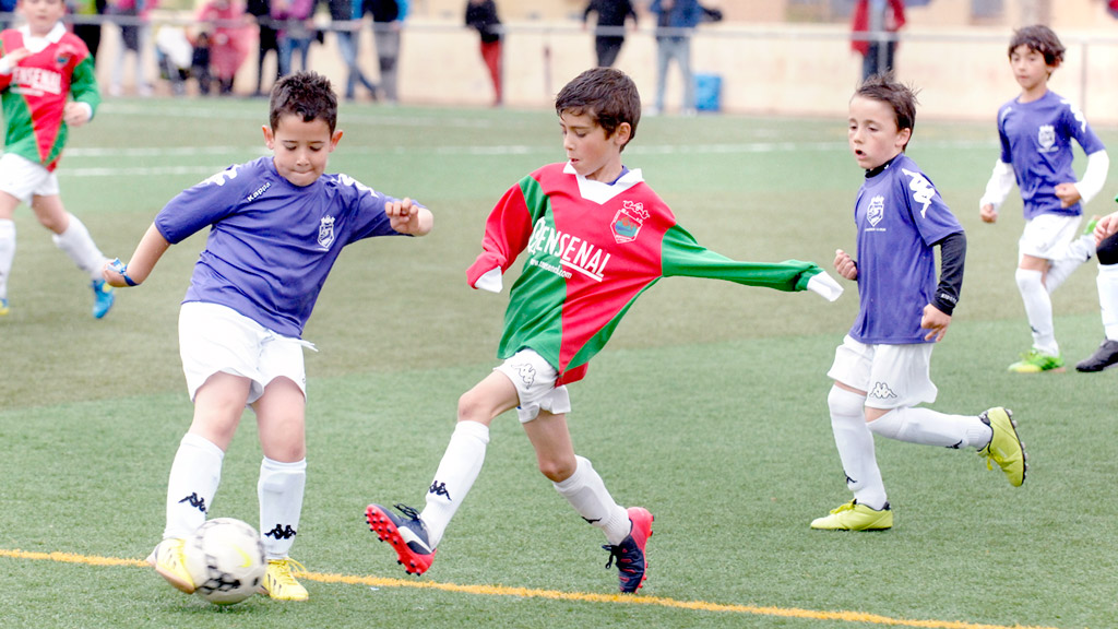 Uno de los encuentros de fútbol 7 disputados en los campos de hierba artificial ‘Pablo Alejandro Simal’. / J. MARTÍN