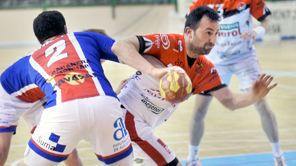 El capitán del Viveros Herol Nava, Carlos Villagrán, supera una defensa y se dispone a lanzar a puerta. / KAMARERO