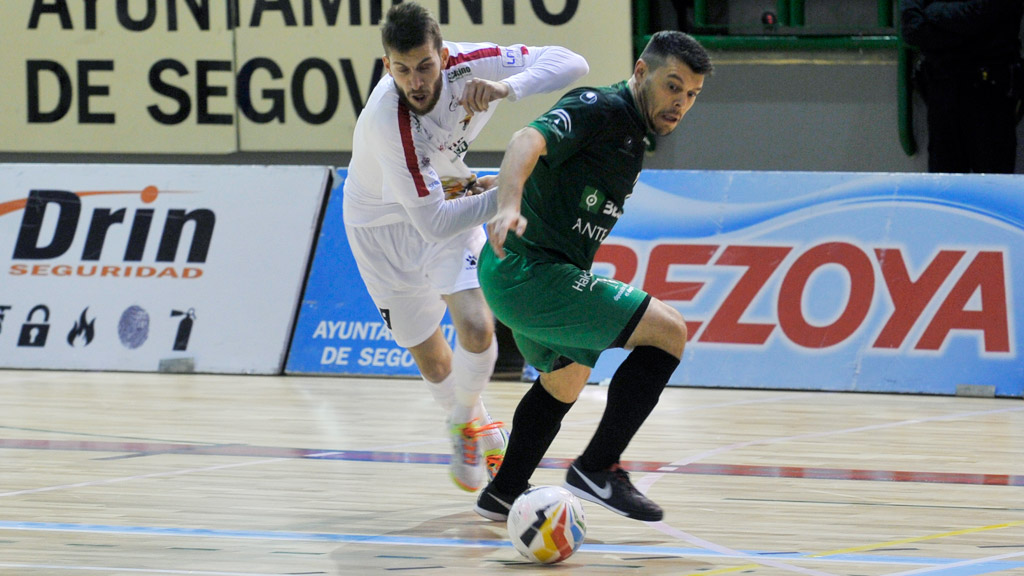 Antonio Diz intenta superar a un jugador del Antequera tras regatearle. / KAMARERO