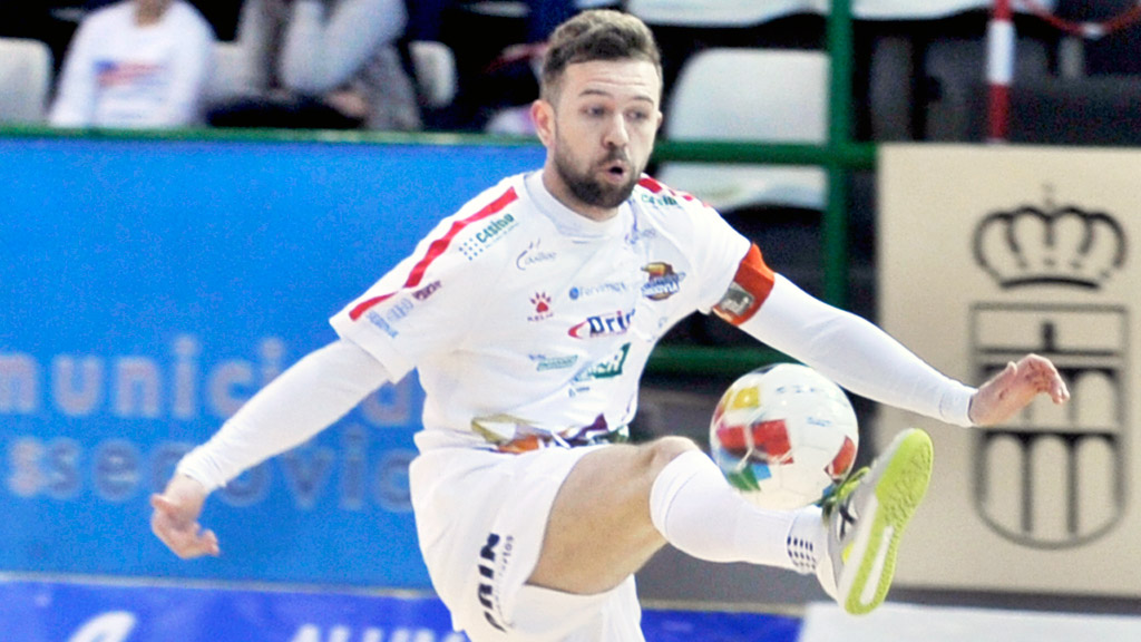 El capitán del Naturpellet Segovia, Álvaro Barrera ‘Buitre’, controla un balón en largo durante un partido. / KAMARERO