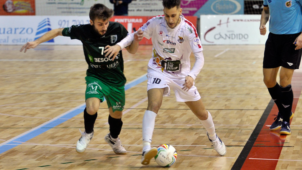 El ala del Naturpellet Segovia Álex Yepes se va en velocidad de un rival de la UMA Antequera. / KAMARERO