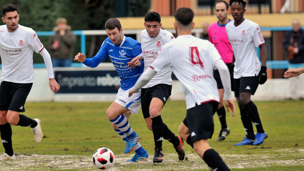 Mario trata de arrebatar el balón a un jugador del Júpiter Leonés durante el partido de ida. / KAMARERO