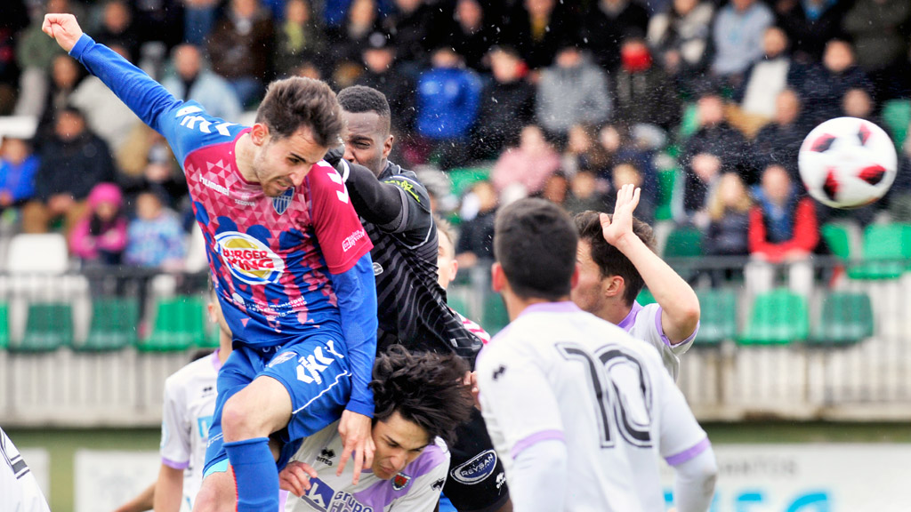 Juan de la Mata entra con más fuerza que el portero Taliby para conectar con el balón, marcando de esta manera el 1-0 para la Gimnástica Segoviana frente al Numancia B. / KAMARERO