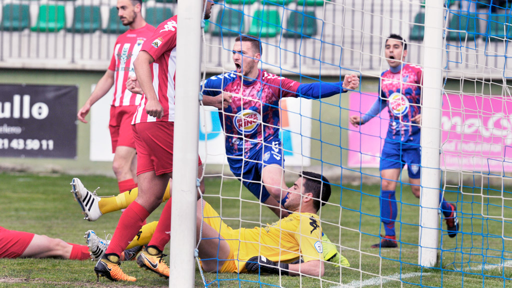 Agus Alonso comienza a celebrar el gol que supuso el 1-0 para la Segoviana después de una gran acción de Quino tras un saque de banda que acabó con remate del delantero gimnástico. / KAMARERO