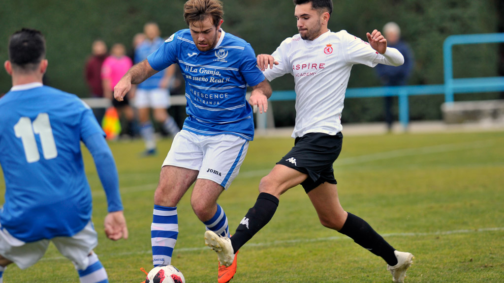Alfonso Berrocal disputa un balón frente al Júpiter Leonés. / KAMARERO