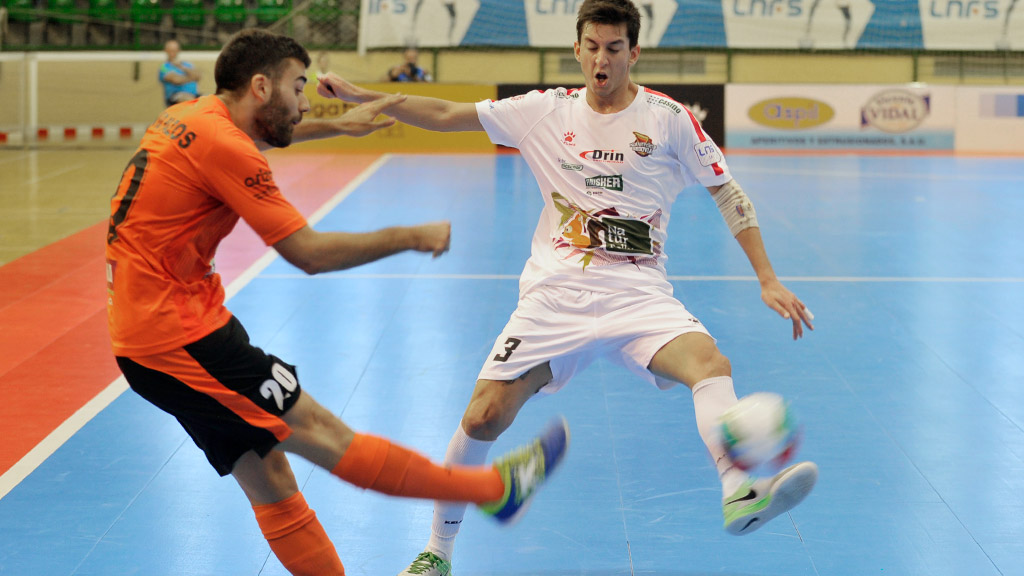 Nico Rolón intenta cortar un balón ante el Ribera Navarra. / KAMARERO