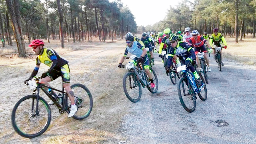 Zarzuela vive una fiesta en torno a la BTT 1 Los primeros participantes marcan el ritmo de la marcha ‘Mar de Pinares’ de Zarzuela. / CIRCUITO PROVINCIAL BTT