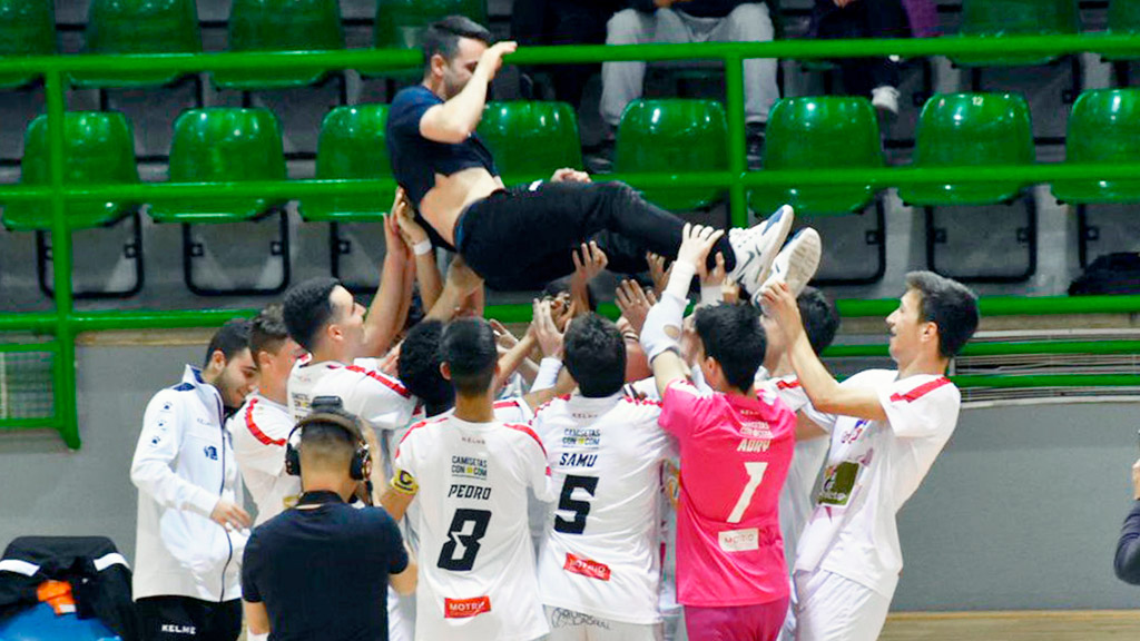 El Naturpellet, campeón de la División de Honor a falta de ocho jornadas 1 Los jugadores del conjunto juvenil del Naturpellet Segovia mantean a su entrenador Luis Andrés Dorrego. / SEGOVIA FUTSAL