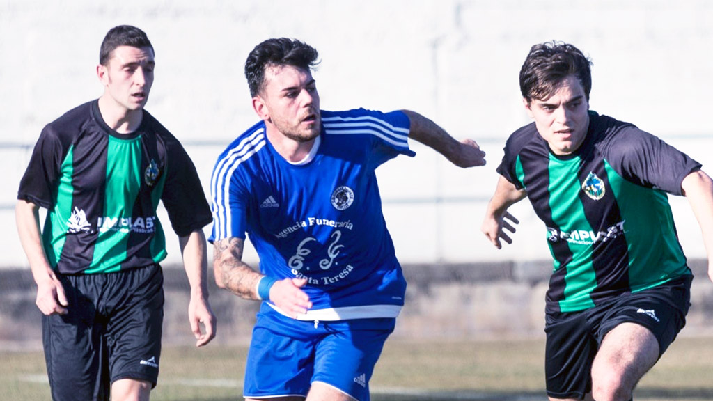 Imagen del encuentro que disputaron Cuéllar Santa Teresa y CD El Espinar San Rafael. / ÁFRICA OLALLA