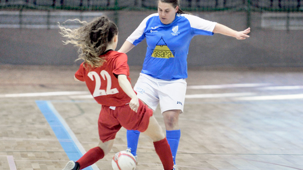 Continúa el exigente calendario para el Unami 1 La jugadora del Unami CP Cris Carré trata de marcharse de una contrincante del Almagro. / KAMARERO