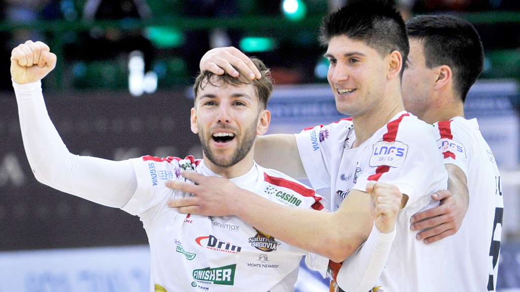 Los jugadores del Naturpellet Segovia Álvaro López y Manuel Jesús Blázquez ‘Chus’ celebran un gol. / KAMARERO