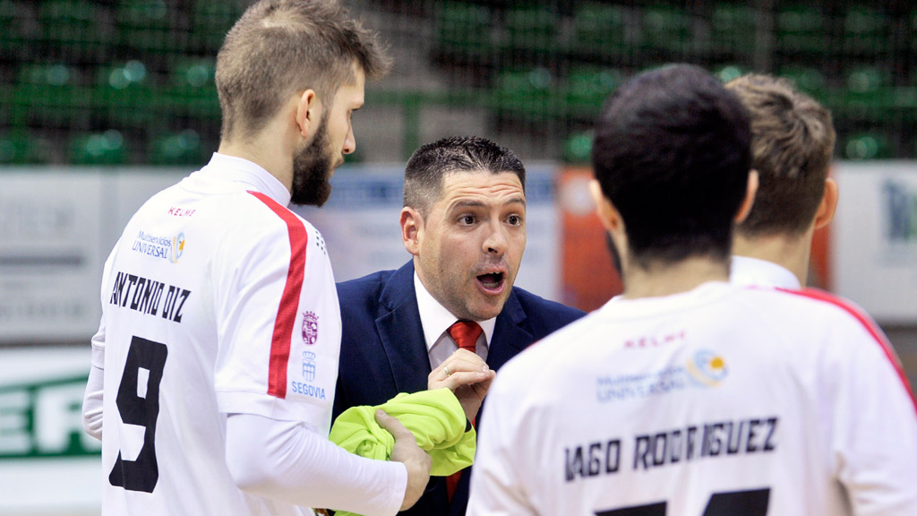 Diego Gacimartín da instrucciones a la plantilla durante un tiempo muerto en uno de los encuentros disputados en el pabellón Pedro Delgado. / KAMARERO