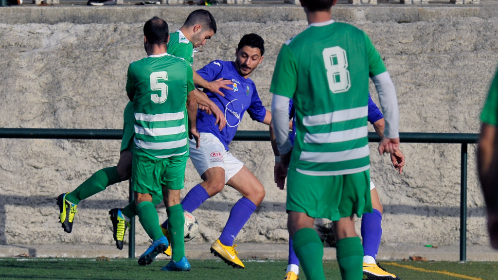 El jugador del Cantimpalos intenta golpear al balón. / KAMARERO