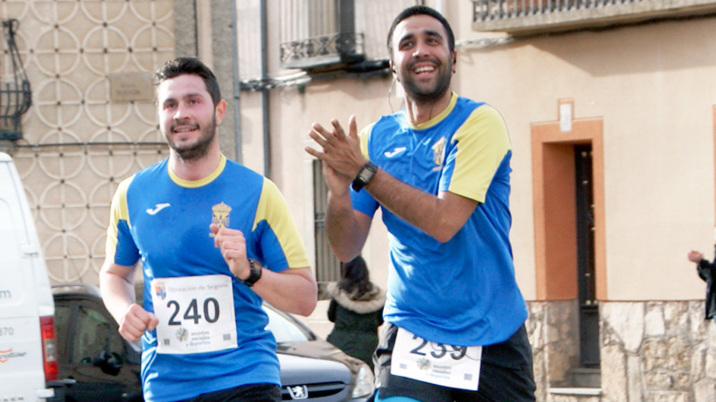 Dos corredores de Torreiglesias se disponen a terminar en la pasada edición. / A.M.