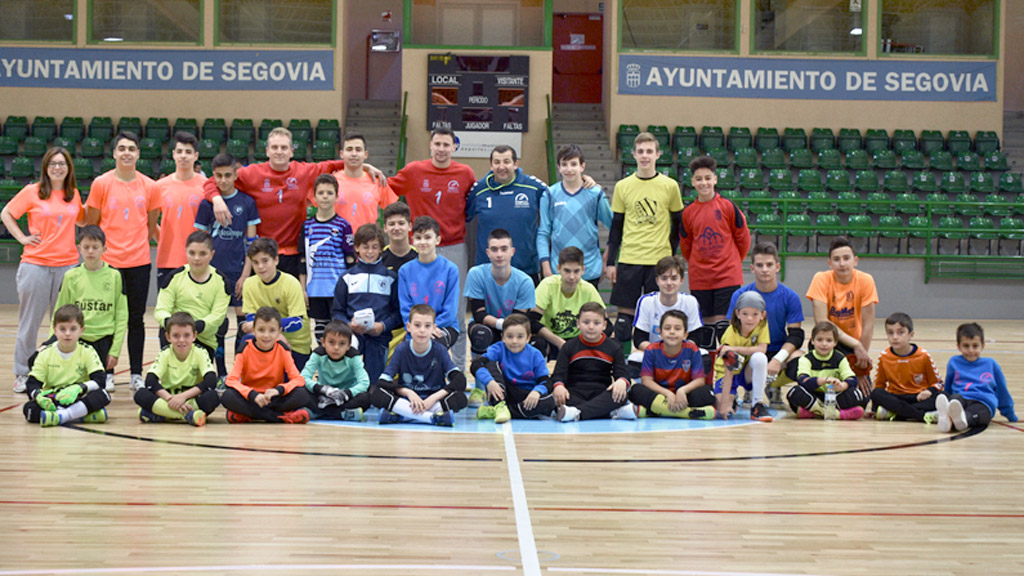Foto de familia de los participantes en la actividad. / PINELA