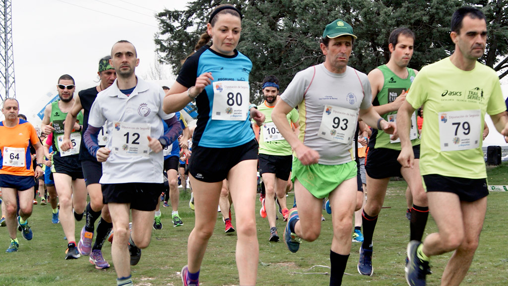 Un grupo de participantes de la carrera ‘Carralagunas’ de Cantalejo recorre los primeros metros de la pasada edición. / A.M.