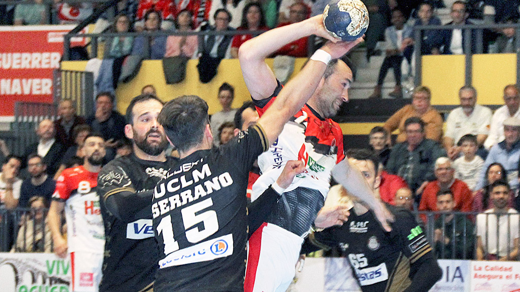 Carlos Villagrán intenta el lanzamiento en penetración ante la defensa del Vestas Alarcos en el último partido disputado en Nava de la Asunción. / ASCENSIÓN CALVO