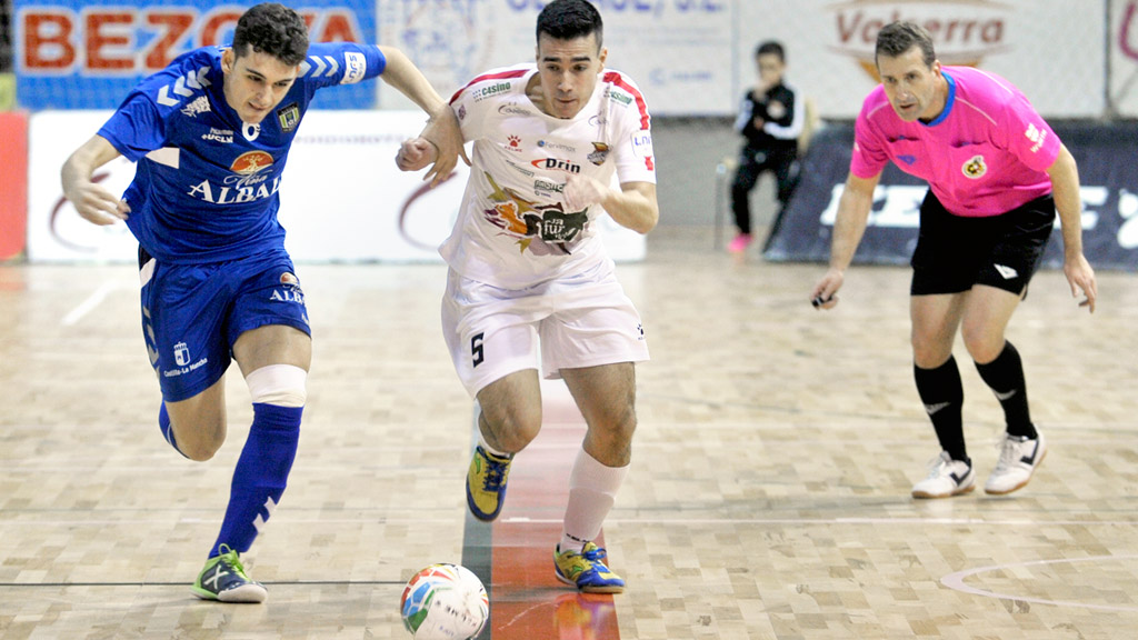 Edu trata de superar en la carrera a un jugador del Valdepeñas durante el partido de ida jugado en Segovia. / KAMARERO