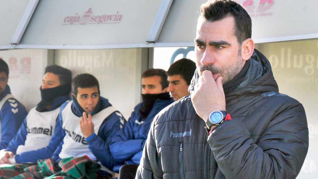 Manu: “El partido importante es el de Tordesillas, no el de Aranda” 1 Manu González mira al terreno de juego poco antes de un encuentro de la Segoviana. / KAMARERO