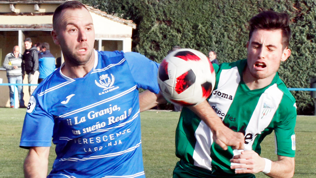 Alberto Terleira, del CD La Granja, se dispone a controlar un balón. / NEREA LLORENTE