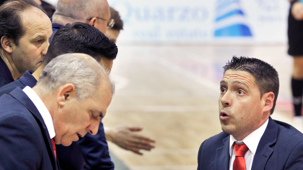 El entrenador del Naturpellet Segovia, Diego Gacimartín, prepara una estrategia junto con su cuerpo técnico. / KAMARERO