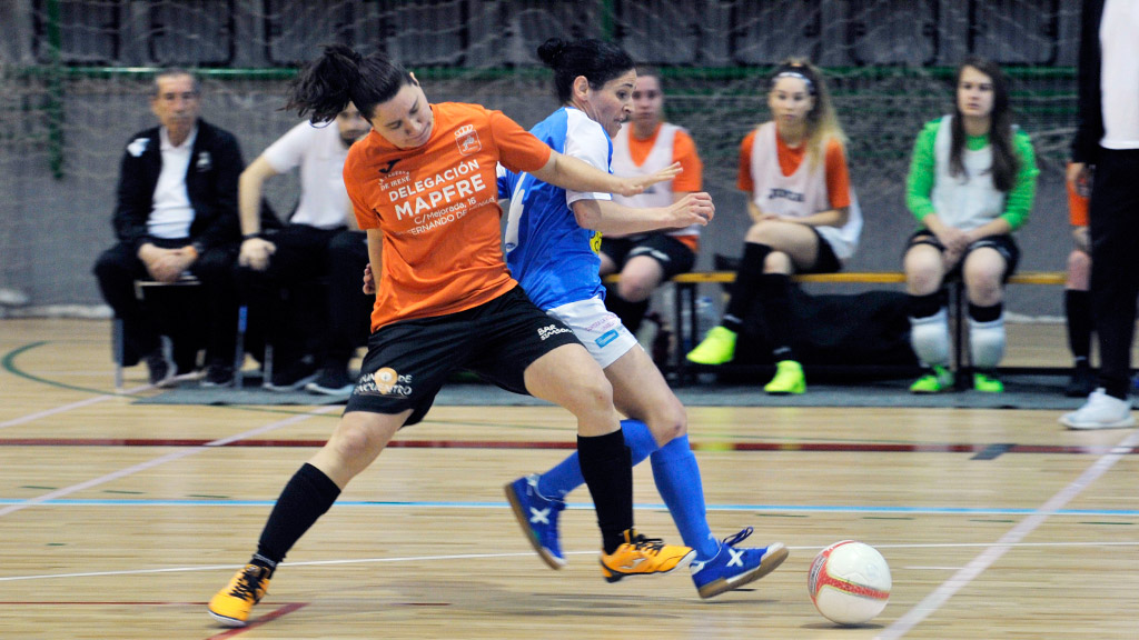 Una jugadora del San Fernando trata de detener la progresión de la componentes del Unami Laura Llorente / KAMARERO