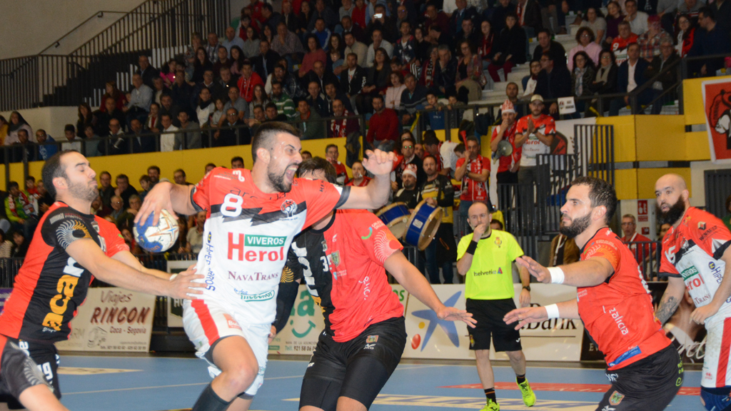 El jugador del Viveros Herol Nava Agus Casado supera la defensa del Atlético Novás y se dispone a lanzar. / A. MARUGÁN