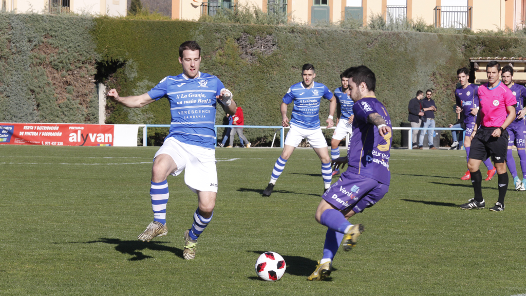 El centrocampista del CD La Granja Gabriel García ‘Gaby’ intenta cortar un balón ante el Cristo Atlético. / NEREA LLORENTE