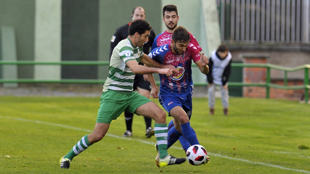 Manteniendo la presión 1 Álex Conde intenta superar la entrada de un contrario con Mika pendiente de la jugada. / KAMARERO