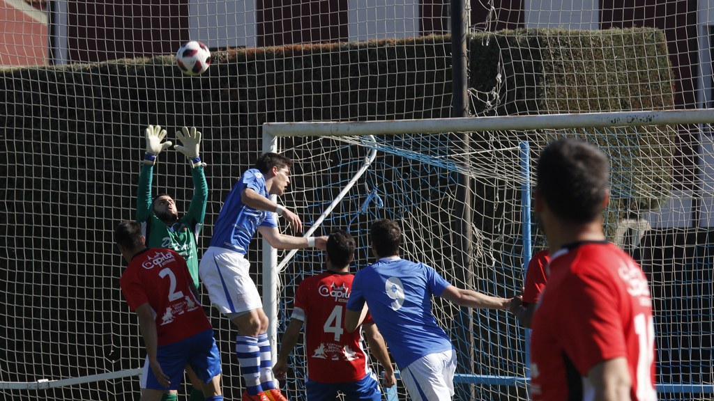 El portero José Ángel se hace con un balón botado desde la esquina después de que Dani Lázaro no consiguiera llegar al remate . / NEREA LLORENTE