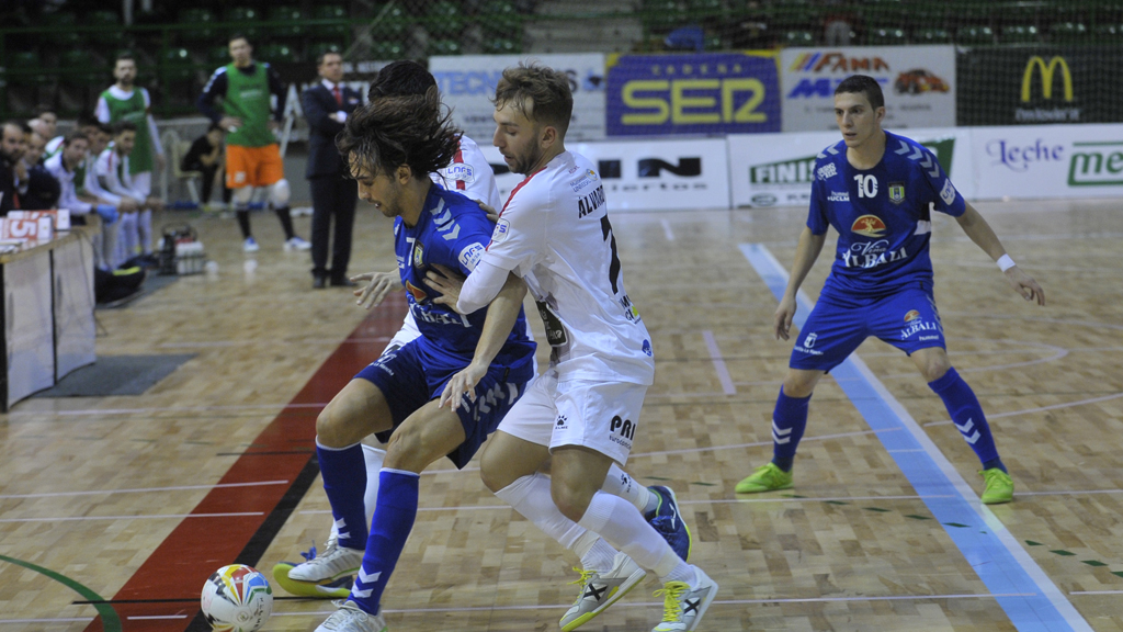 Álvaro López intenta quitar un balón a Manuel García. / KAMARERO