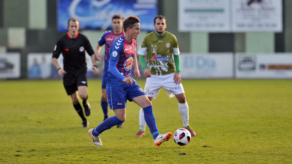 El jugador de la Gimnástica Segoviana Asier Arranz recibe un balón ante el Cristo Atlético. / KAMARERO