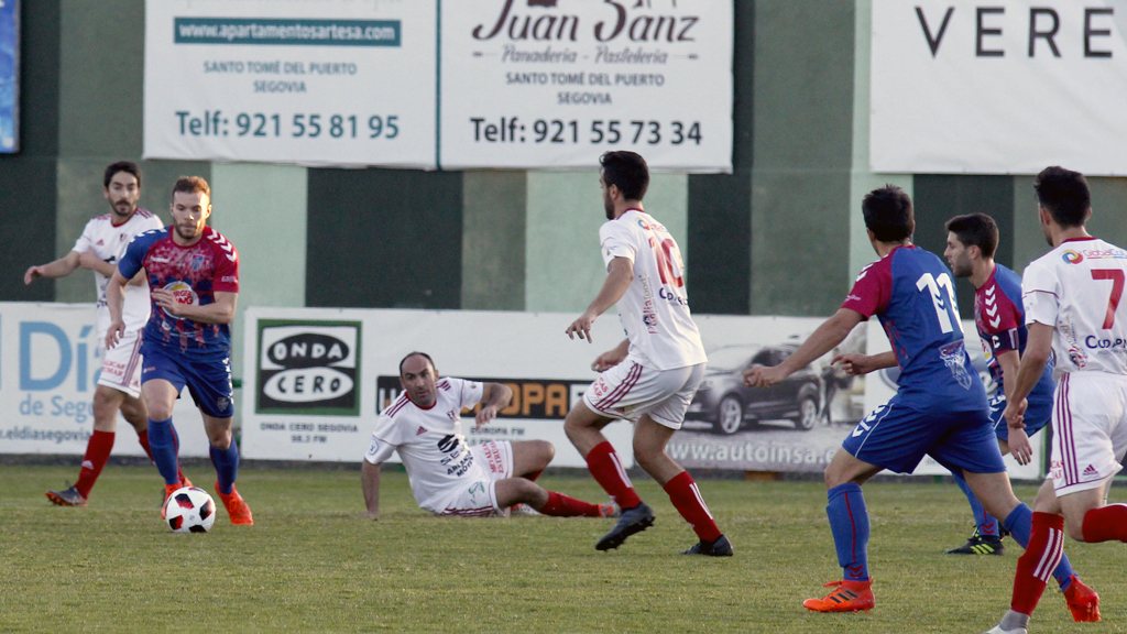 El defensa de la Segoviana Carlos Fernández ‘Charly’ saca un balón jugado tras un ataque del Bupolsa. / NEREA LLORENTE