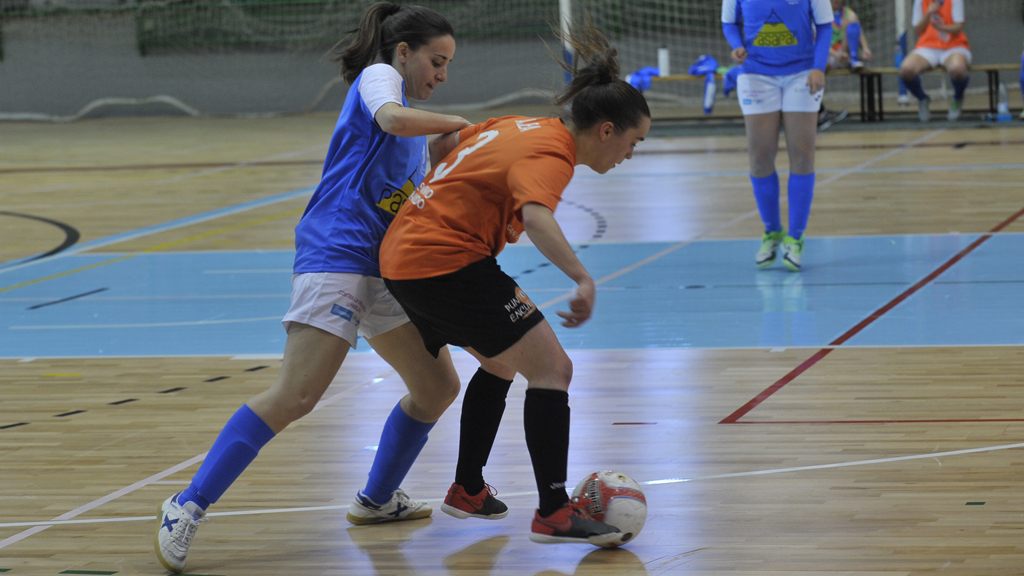 El Unami busca dar un nuevo paso por la permanencia ante el Alcorcón B 1 La jugadora del Unami Bea presiona a una contrincante del San Fernando, en el último partido de liga. / KAMARERO