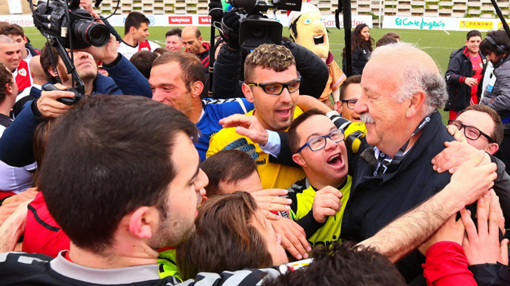 Vicente del Bosque, con los jugadores de los distintos equipos de LaLiga Genuine en una concentración. / LALIGA GENUINE