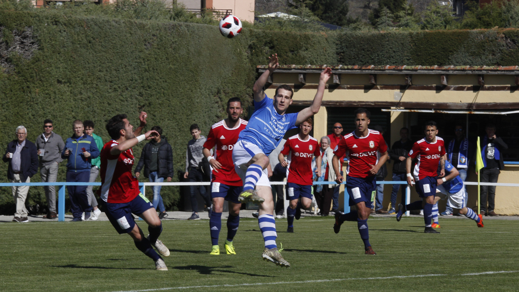 El centrocampista del CD La Granja Gaby intenta hacerse con un balón en medio de los jugadores del Real Ávila. / NEREA LLORENTE